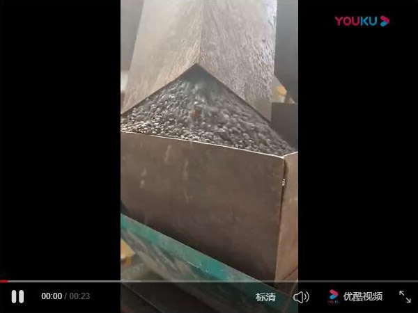對輥擠壓造粒機生產現(xiàn)場